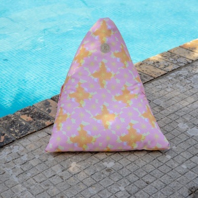 Almofada triangular colorida junto à piscina
