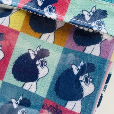 Bolsa colorida com padrão quadrado e personagem Olino repetido com óculos e laço branco