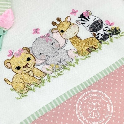 Toalha bordada com animais bebés e padrão rosa com bolinhas