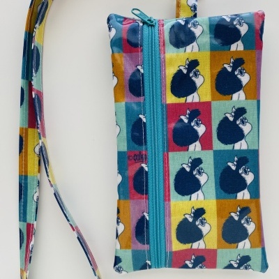 Bolsa pequena colorida com estampa de pinguins e correia longa