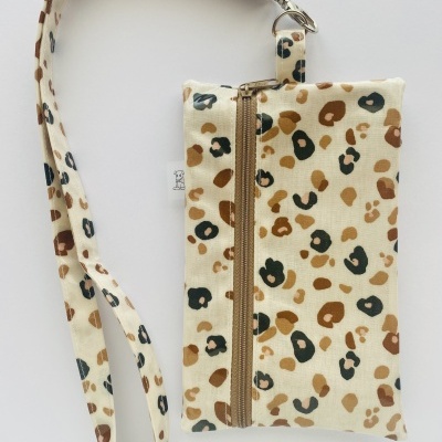 Bolsa de ombro com padrão animal print bege e castanho