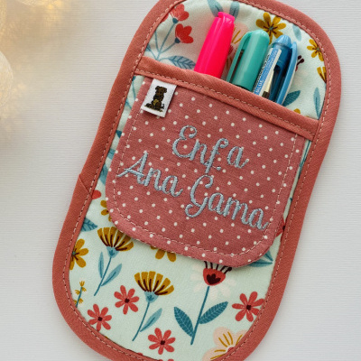 Porta-canetas tecido floral com bolso salmão bordado Enf.a Ana Gama e canetas