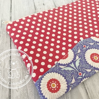 Estojo de tecido vermelho com bolinhas brancas e padrão floral azul e branco
