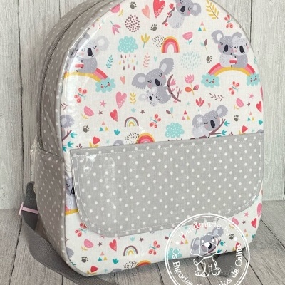 Mochila infantil com padrão de coalas e front pocket cinzenta com bolinhas
