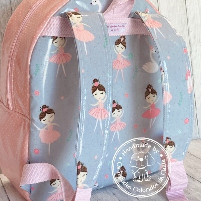 Mochila infantil azul com bailarinas e cisnes, laterais rosa com pontos brancos