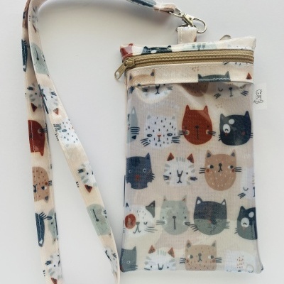 Bolsa pequena estampada com carinhas de gatos e alça comprida