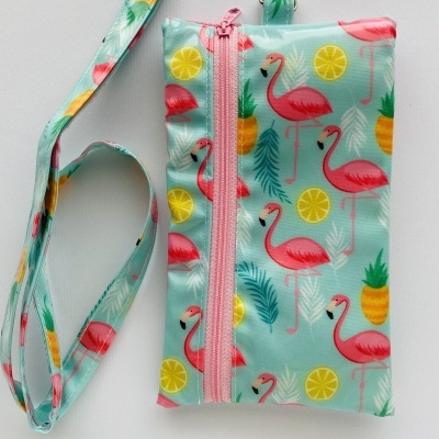 Bolsa pequena colorida com padrão de flamingos e frutas e alça destacável