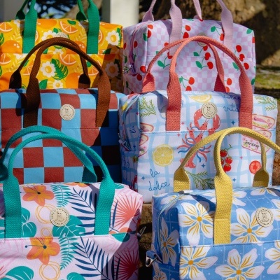 Seis bolsas retangulares coloridas e estampadas expostas ao ar livre