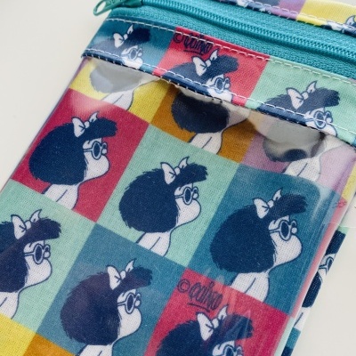 Carteira ou bolsa pequena colorida com padrão da personagem Mafalda repetida, fecho de zíper azul e alça estampada.