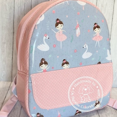 Mochila infantil azul com bailarinas, cisnes e bolso rosa claro com pontos brancos