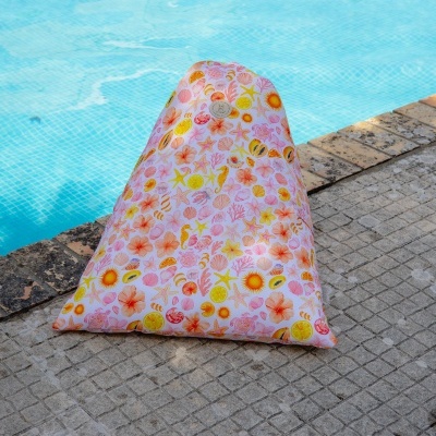 Puff triangular colorido ao lado de piscina