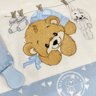 Toalha de bebé bordada com urso e coelho em tecido branco e azul