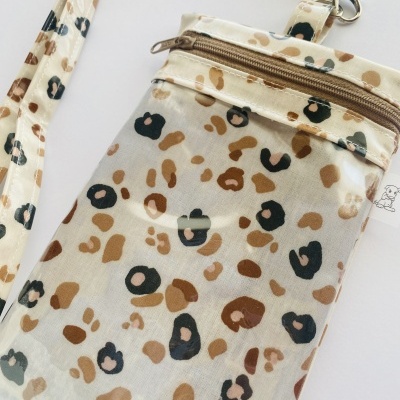 Bolsa pequena com padrão animal print castanho, preto e bege com fecho em zíper e alça ajustável