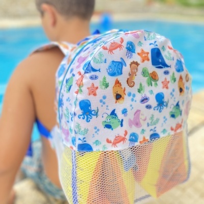 Mochila infantil colorida com desenhos de animais marinhos e bolso de rede amarela