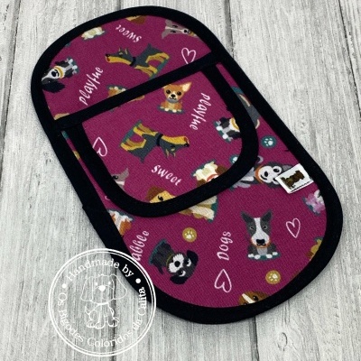 Bolsa magenta com padrão de cães em várias cores e bordas pretas