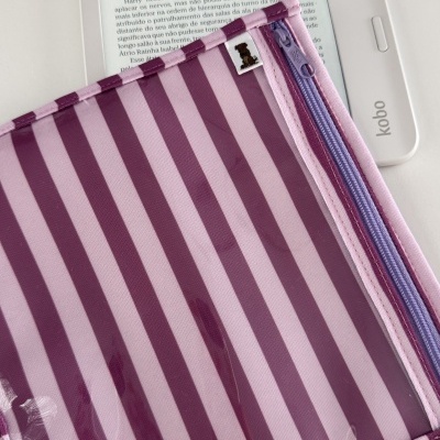 Livro electrónico Kobo com capa de tecido rosa e lilás às riscas