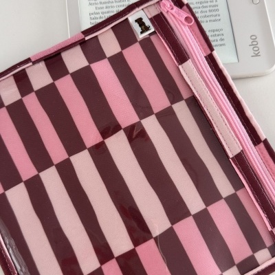 Capa rosa e vinho com fecho e plástico transparente para e-reader Kobo branco com texto legível.