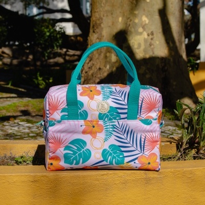 Mala floral colorida com pegas azuis no exterior