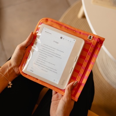 Capa protetora laranja com riscas rosa para leitor de ebooks Kobo com texto digital em ecrã