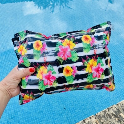 Almofada de Praia Hibiscos às Riscas