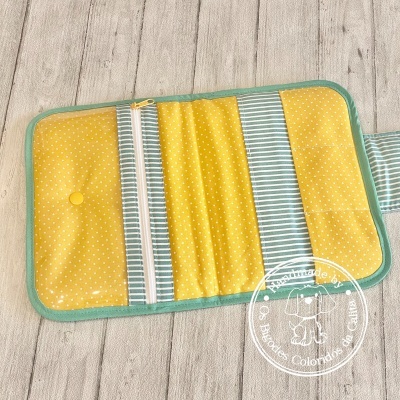 Organizador de tecido amarelo às bolinhas e riscas cinza com fecho de correr e botão amarelo