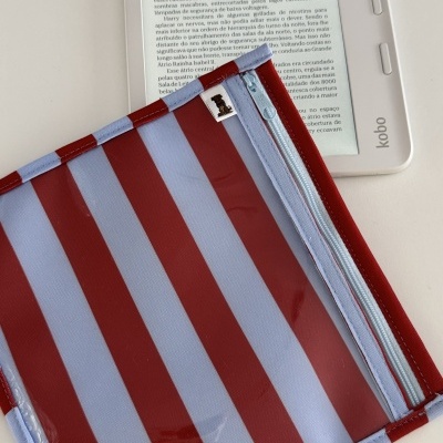 E-reader branco kobo com capa riscada vermelha e azul