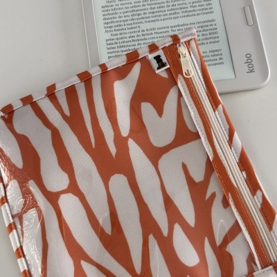 Capa laranja e branca para e-reader junto a um e-reader Kobo branco