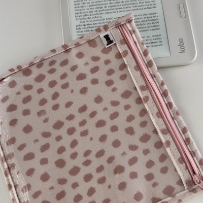 Capa rosa com padrão de manchas e fecho de correr para e-reader Kobo