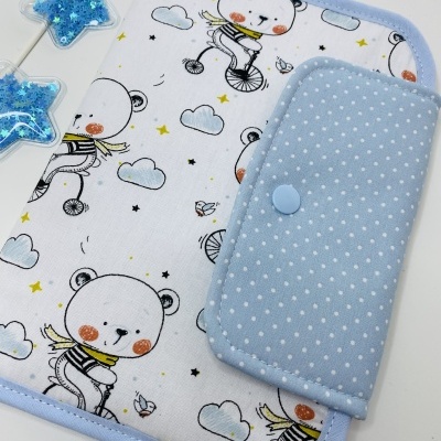 Fraldinha e porta-chupetas com padrão de ursinhos e nuvens em tons de azul claro
