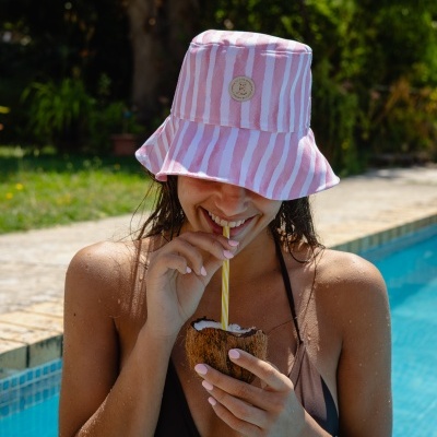 Chapéu pescador riscas cor-de-rosa e brancas num ambiente de piscina