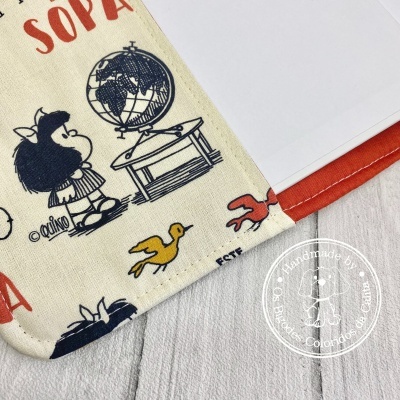 Toalha ou guardanapo estampado com desenho de menina e globo