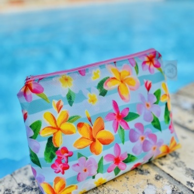 Estojo floral colorido ao lado de uma piscina.