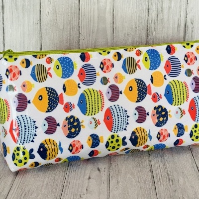 Estojo com padrão de peixes coloridos em tecido branco