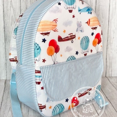 mochila infantil com padrão de balões, aviões e estrelas, bolso riscado azul