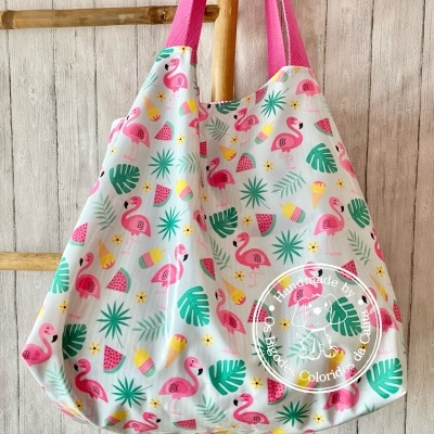 Mala de tecido com padrão de flamingos cor-de-rosa, folhas verdes, melancia e gelados, com alças cor-de-rosa