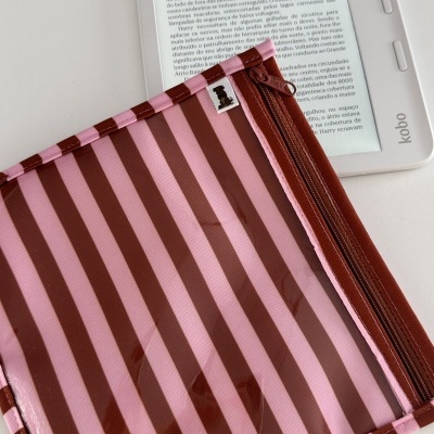Capa transparente riscada rosa e castanho com fecho sobre leitor Kobo branco