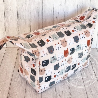 Necessaire com padrão de gatos coloridos sobre fundo branco