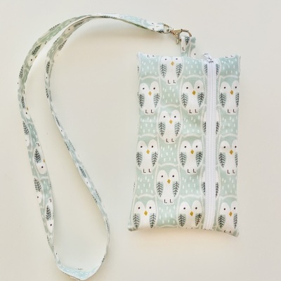 Carteira pequena ou porta-máscaras em tecido com estampado de corujas brancas
