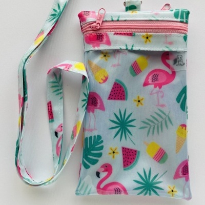 Carteira ou porta-cartões colorida com correia destacável e estampado de flamingos e frutas