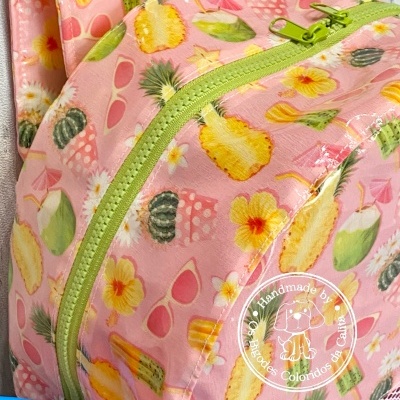 Mochila rosa com estampado tropical e selo Handmade