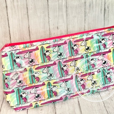 Estojo retangular colorido com padrão de Snoopy a surfar e fecho rosa