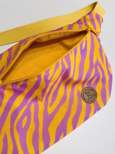 Bolsa pochete com padrão amarelo e lilás e alça amarela