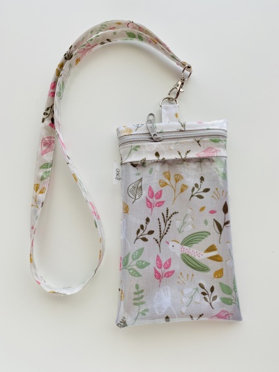 Porta-cartões floral com pássaros em tecido com fecho e alça