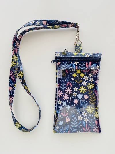Carteira pequena azul escuro com padrão floral colorido e cordão para pescoço