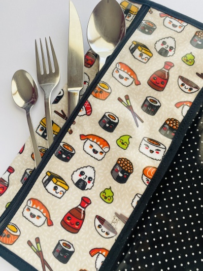 Estojo para talheres com padrão de sushi e talheres metálicos