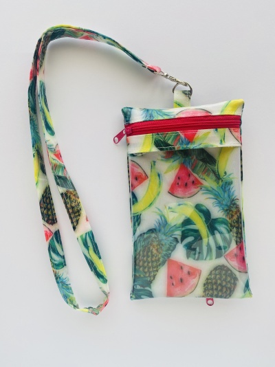 Bolsa pequena com padrão tropical colorido e fecho rosa.