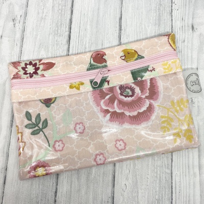 Estojo floral e de pássaros com fecho rosa e mola prendida