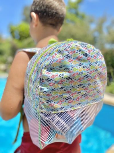Mochila infantil colorida com estampa de peixes e parte inferior em rede