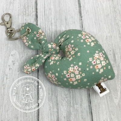 Chaveiro coração floral tecido verde com argola metálica