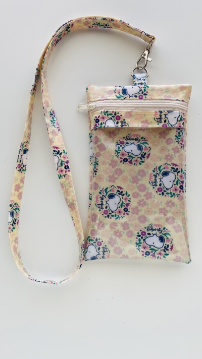Bolsa porta-celular com padrão Snoopy e flores, fecho de zíper e alça longa